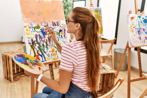 fiatal nő mosolygós magabiztos rajz a művészeti stúdióban - Fotó, kép