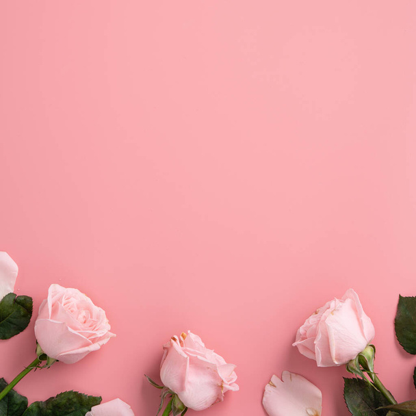 Äitienpäivä suunnittelu konsepti tausta vaaleanpunainen ruusu kukka vaaleanpunainen pöytä tausta - Valokuva, kuva