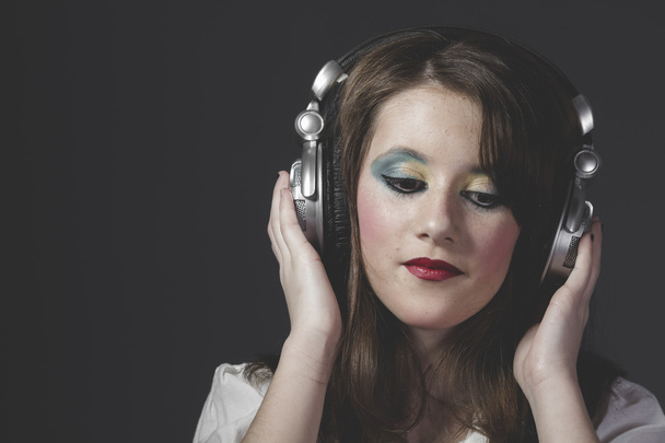 Girl listening music - Zdjęcie, obraz