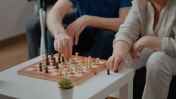 Gente intelectual jugando ajedrez con piezas y tablero - Foto, Imagen