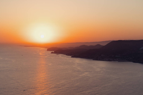 Escénica puesta de sol naranja en la playa - Foto, Imagen
