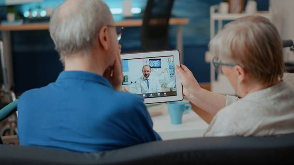 Oudere patiënten met kiespijn met behulp van videocall om te praten met tandarts - Foto, afbeelding