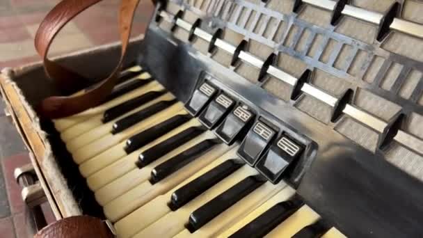 Stará akordeon leží v případě jeho klíče zažloutlé časem - Záběry, video