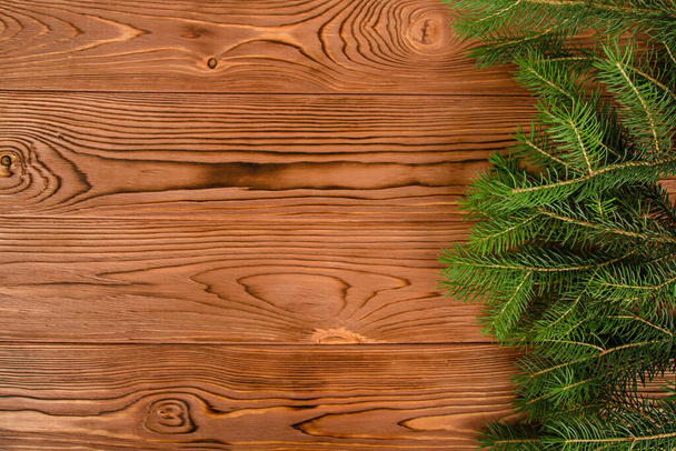 fond de Noël. branches de sapin sur texture naturelle en bois - Photo, image