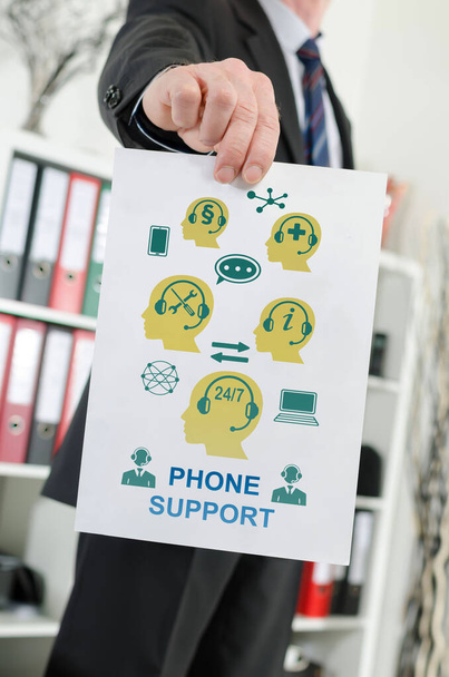 Documento mostrando el concepto de soporte telefónico en poder de un hombre de negocios - Foto, Imagen