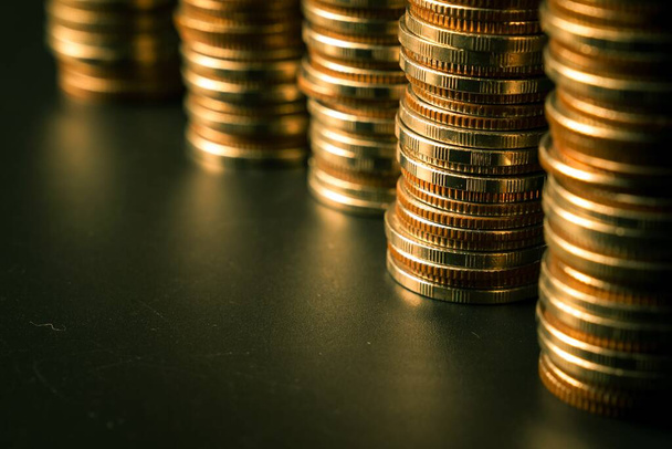 Stos złotych monet na koncie bankowym depozytów skarbowych do oszczędzania - Zdjęcie, obraz