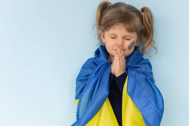 klein meisje met de vlag van Oekraïne - Foto, afbeelding