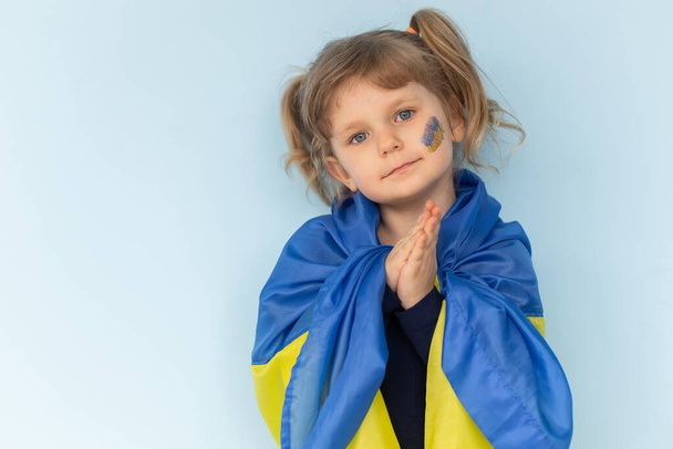 niña con la bandera de Ucrania - Foto, Imagen