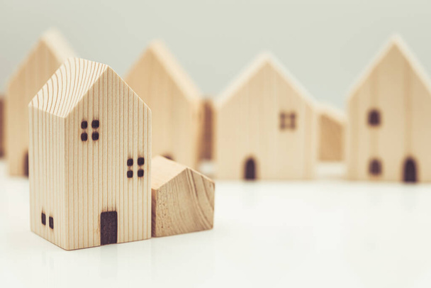 small wooden home model represent good community living together social concept. - Foto, Bild