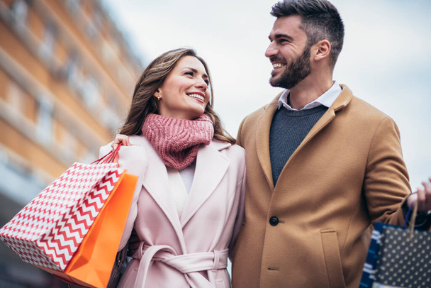 Şehir caddesinde yürüyen ve birlikte alışveriş yapan iki turist. İnsanlar alışveriş eğlence konsepti - Fotoğraf, Görsel
