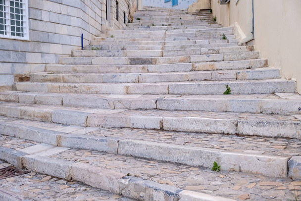 Bairro tradicional em Ermoupolis capital, Syros ilha, Cyclades Grécia. Escada de mármore de pedra velha entre o edifício. Abaixo para a vista superior. - Foto, Imagem
