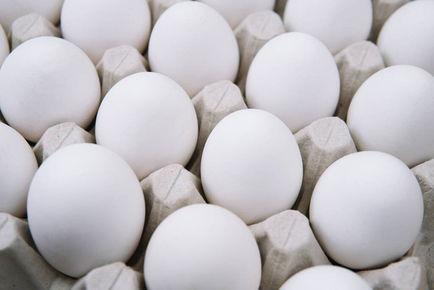 White raw chicken eggs in a tray top view - Zdjęcie, obraz