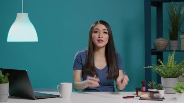 POV de asiático influencer haciendo labial recomendación - Metraje, vídeo