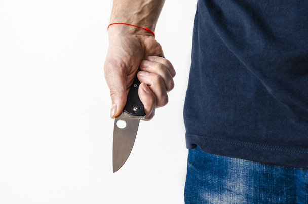 Człowiek używający składanego noża. Zamknij składany nóż w dłoni - Zdjęcie, obraz