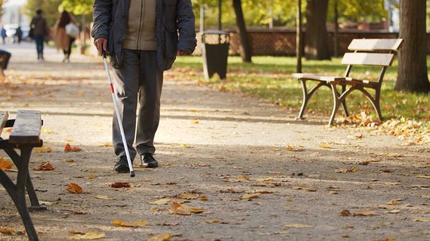 Ανώτερος Καυκάσιος τυφλός περπατά με ένα ραβδί στο πάρκο πτώση άτομα με ειδικές ανάγκες υποστηρίζουν επιλεκτική εστίαση αντίγραφο χώρο  - Φωτογραφία, εικόνα