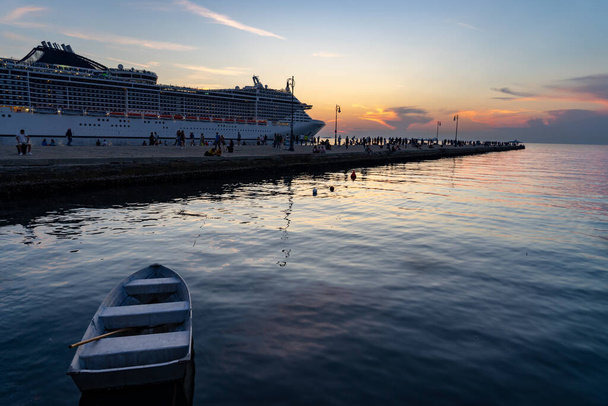 molo audace e una nave da crociera a Trieste con barca al tramonto . - Foto, immagini
