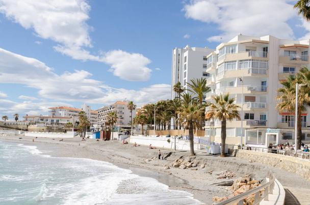 NERJA, SPANYOLORSZÁG - 04 MÁRCIUS 2022 Egy gyönyörű kő sétány a turisták és a lakosok egy város a tengerparton a Costa Del Sol Spanyolországban - Fotó, kép