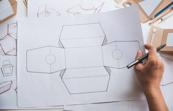 Designer Skizzen Zeichnung Design Brown Craft Pappe Papier Produkt Öko-Verpackung Attrappe Box Entwicklung Vorlage Paket Branding Label. Konzept Designeratelier . - Foto, Bild