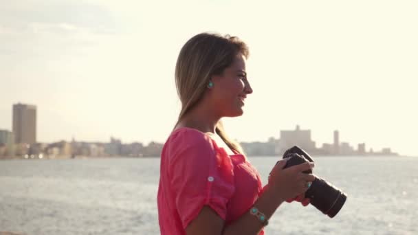 1of3 kobieta, kobieta fotograf, obraz i podróży, turystyczne szczęśliwy uśmiechający się morze - Materiał filmowy, wideo