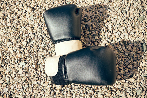 Boxing gloves on pebbles - Φωτογραφία, εικόνα