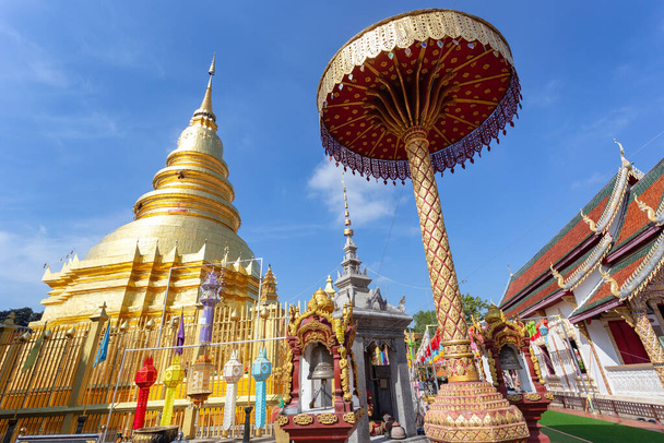 Wat Phra 'daki Loi Krathong' da Renkli Lamba Festivali ve Fener Hariphunchai, Lamphun Eyaleti, Tayland - Fotoğraf, Görsel