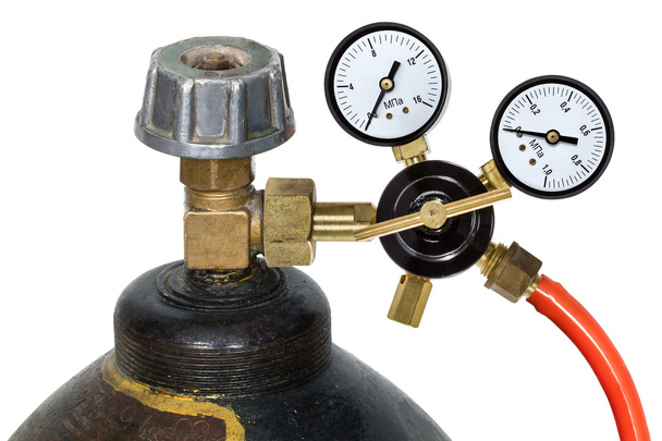Regulador de presión de gas con manómetro, aislado sobre fondo blanco
 - Foto, Imagen