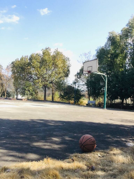 a basketball ball on a tennis court - Фото, зображення