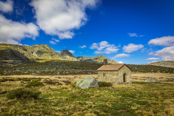beautiful landscape with a small  hut - Φωτογραφία, εικόνα