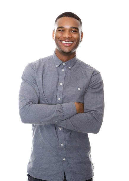 Χαρούμενα αφρικανική αμερικανική άνθρωπος που χαμογελά με τα χέρια σταυρωμένα  - Φωτογραφία, εικόνα