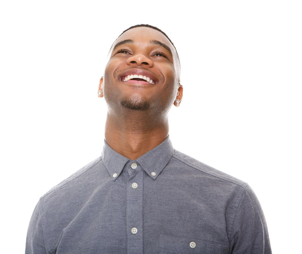 Hombre negro riendo y mirando hacia arriba
 - Foto, Imagen