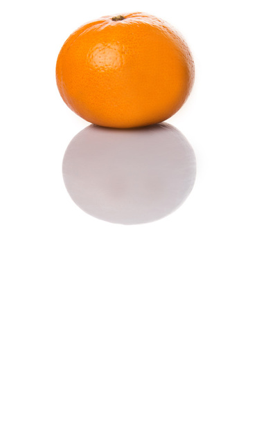 Uma fruta laranja mandarim sobre fundo branco
 - Foto, Imagem