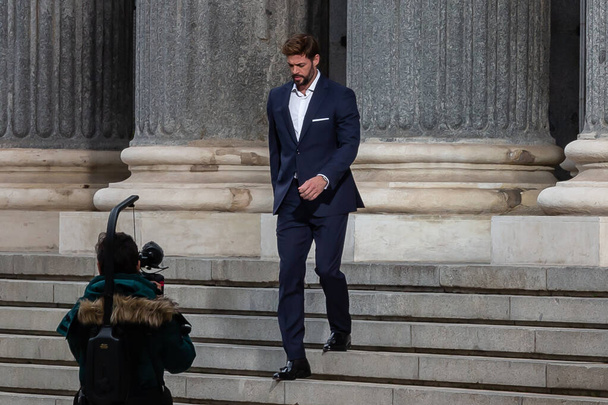 Madrid, España- 27 de marzo de 2022: El actor estadounidense de origen cubano William Levy hace un reportaje fotográfico en las calles de Madrid vestido con una chaqueta de traje azul y camisa blanca. - Foto, Imagen