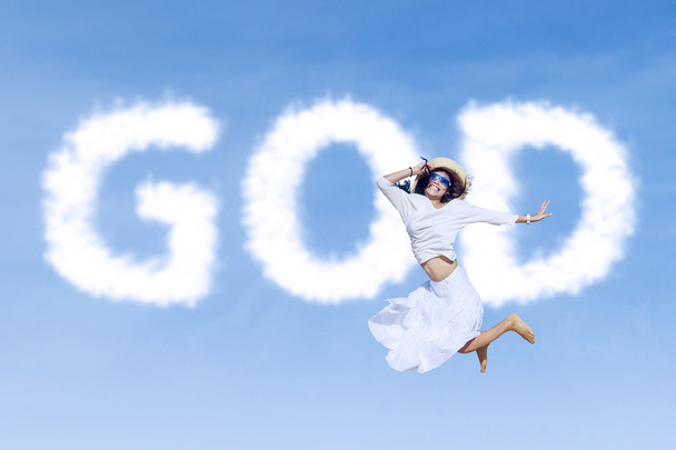 Mujer saltando en el cielo
 - Foto, Imagen