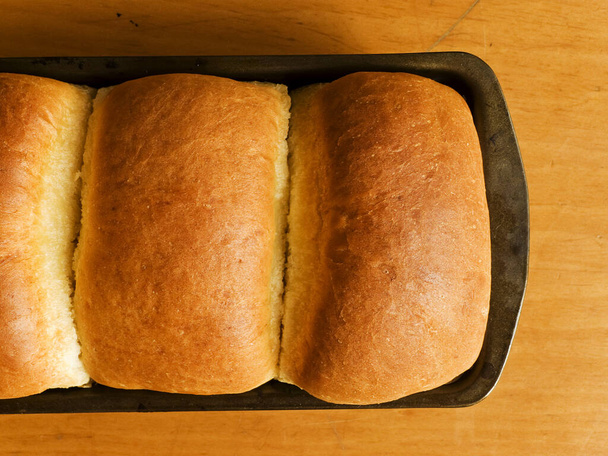 Verse gebakken zelfgebakken melk gist brood. Ondiepe dof. - Foto, afbeelding
