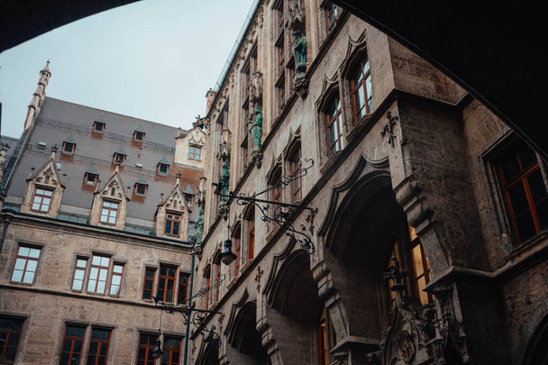 Мбаппе в немецком городе Мюнхен. Туристическая достопримечательность. Старая мэрия Мюнхена - Фото, изображение