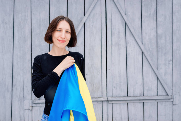 Girl holds the state flag of Ukraine - Valokuva, kuva