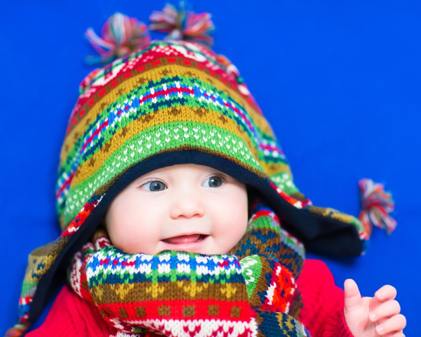 Bebé en un sombrero de invierno
 - Foto, Imagen
