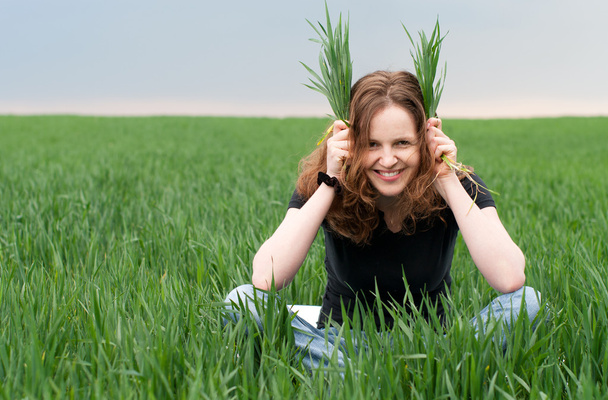 rousse femme avoir amusant sur l 'vert champ
 - Photo, image