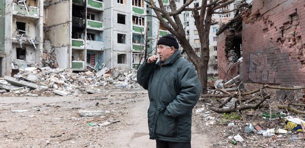 CHERNIHIV, UKRAINE - avril 05, 2022 : Guerre en Ukraine. Chaos et maisons détruites dans les rues de Tchernihiv à la suite de l'attaque d'envahisseurs russes sur une ville paisible - Photo, image