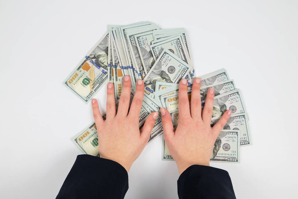 Ansicht von Dollars in weiblichen Händen isoliert auf weiß. - Foto, Bild