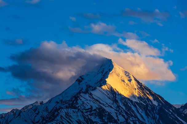 Besneeuwde top van de berg in de Himalaya - Foto, afbeelding