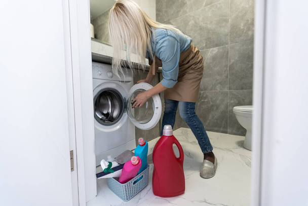 Woman cleaning the bathroom in her house - Foto, Bild