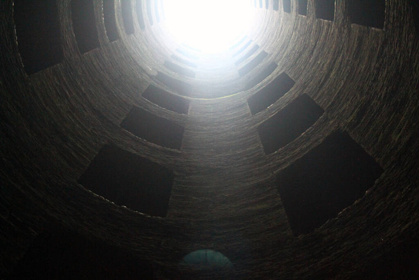 Vue sur la moitié du puits San Patrizio (Pozzo di San Patrizio) avec le soleil arrivant situé à Orvieto en Ombrie en Italie - Photo, image