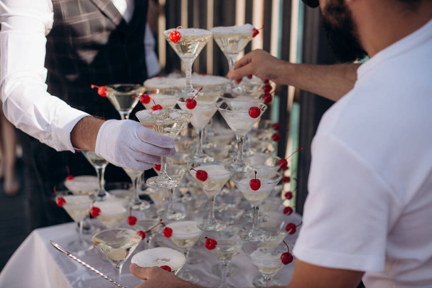 piramide di bicchieri di champagne in un evento - Foto, immagini