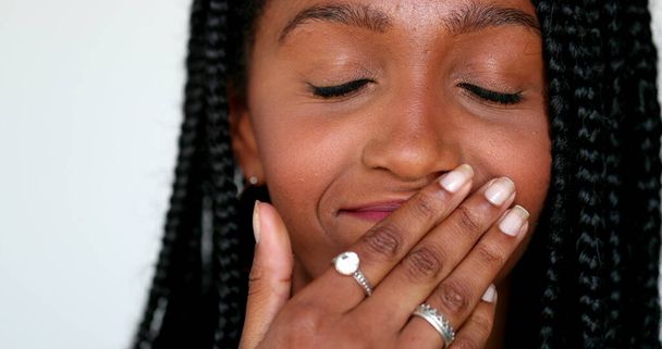 African girl surprise reaction, black teen young woman close-up face reacting with shock - Fotó, kép