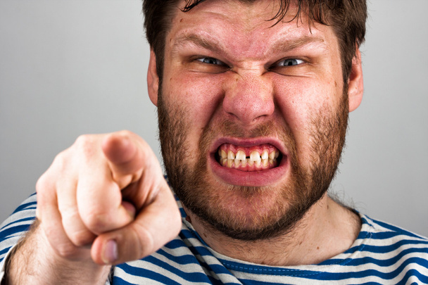 dühös szakállas ember mutatva-hoz Ön - Fotó, kép
