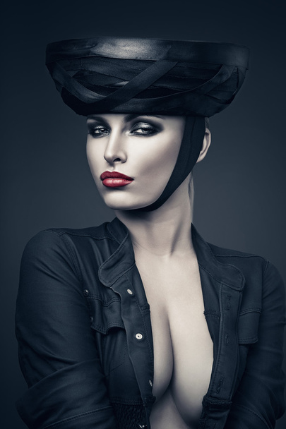 Imperious woman in black - Foto, afbeelding