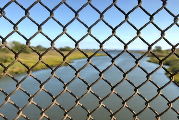 Весенний ручей, вид сквозь забор
  - Фото, изображение