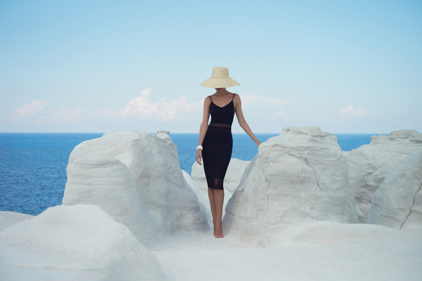 Lady in hat in an unusual landscape - Foto, afbeelding