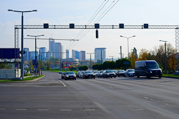 Ulica miasta Wilna, samochody i wieżowce Zobacz - Zdjęcie, obraz